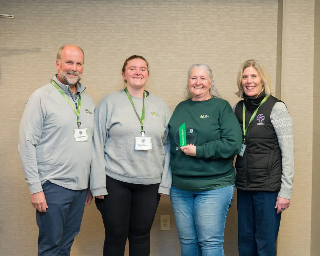 ohDEER founders kurt and colleen upham presenting sarah and jeri lucco with an award 