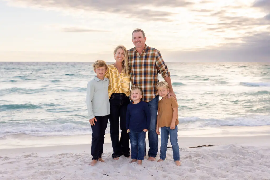 hannah hoffman family photo on the beach 